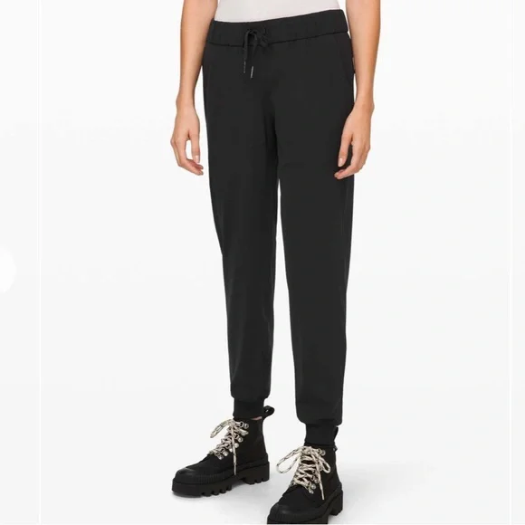 ❤️ Lululemon On the Fly Jogger Size 2 Black NWOT